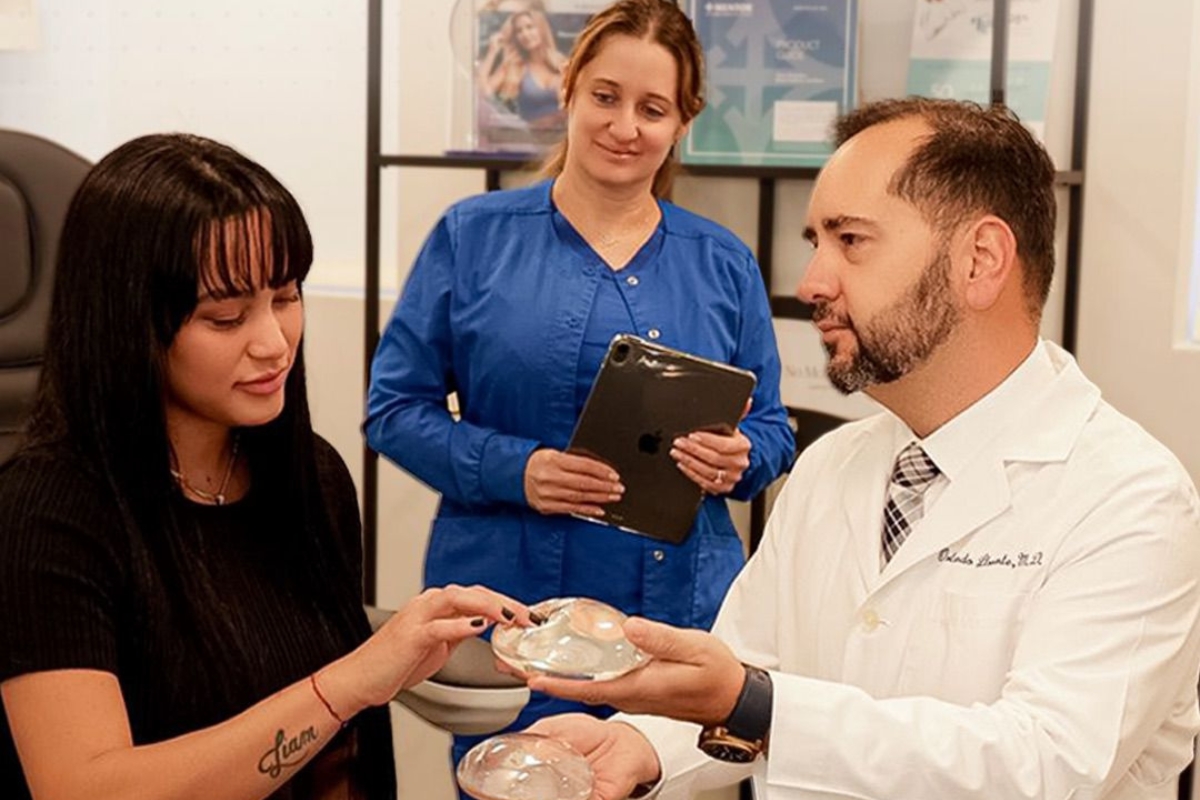 Consulta de implantes de senos en Miami con cirujano plástico certificado