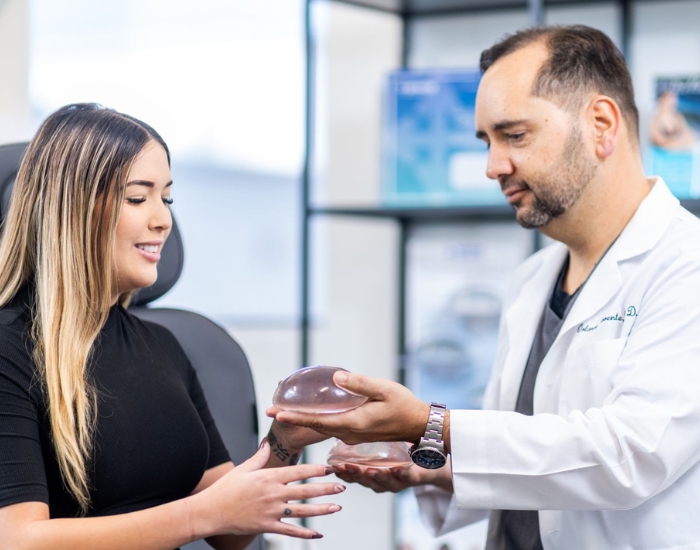 Implantes de Senos en Miami: Silicona vs Salina, ¿Cuál se Ve Más Natural?